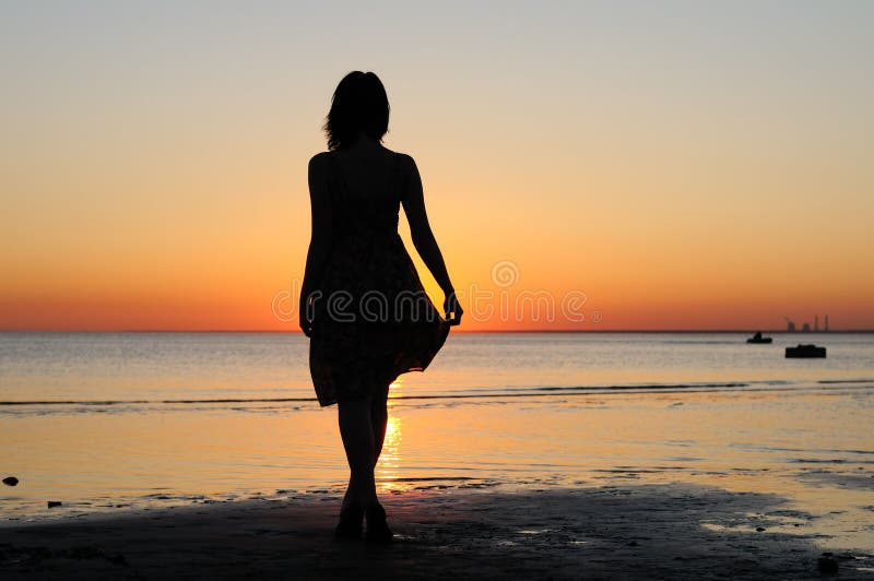 Jonge vrouw als silhouet aan zee royalty-vrije stock foto's