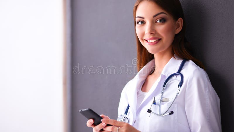 Download Jonge Vrouw Artsenzitting Met Uw Telefoon Stock Foto - Afbeelding bestaande uit professioneel, bureau: 107705282