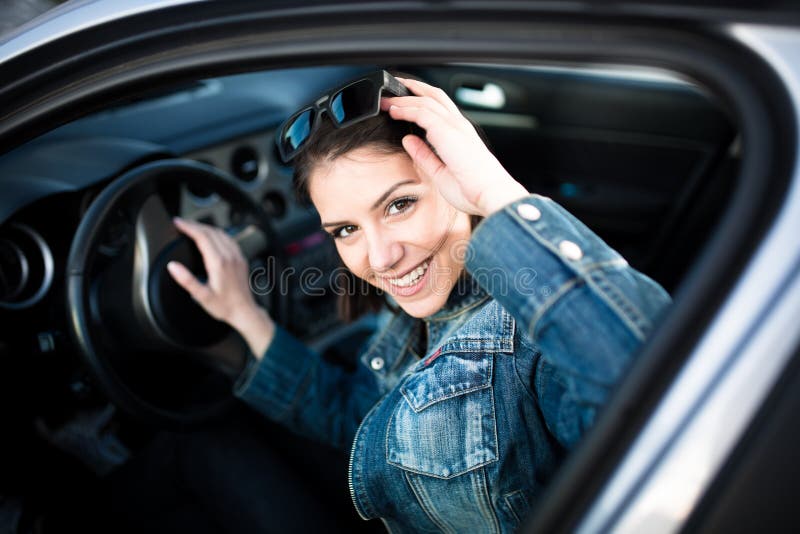 Jonge vrouw in auto die op wegreis gaan De studenten drijfauto van de leerlingsbestuurder Het examen van de bestuurdersvergunning stock foto's Jonge vrouw in auto die op wegreis gaan De studenten drijfauto van de leerlingsbestuurder Het examen van de bestuurdersvergunning stock foto's