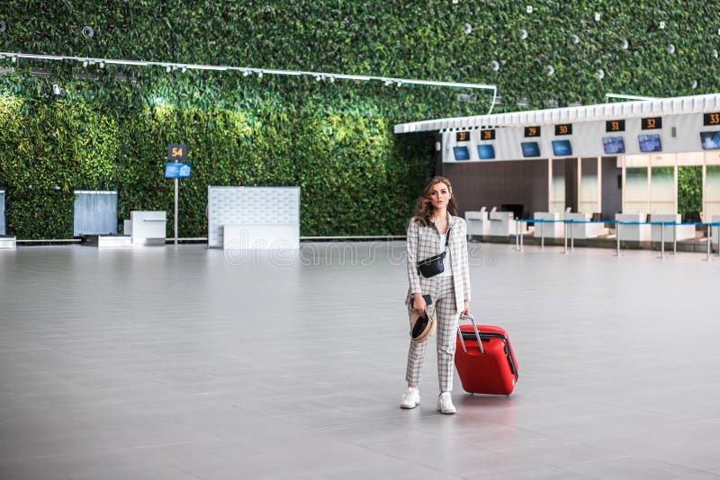 Jonge vrouw bij de luchthaven met koffer royalty-vrije stock afbeeldingen Jonge vrouw bij de luchthaven met koffer royalty-vrije stock afbeeldingen