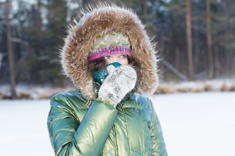 Slaapzaal eerlijk Mona Lisa Jonge Vrouw in De Winterbos Tijdens Koud Weer Die Haar Gezicht in Sjaal in  Openlucht Verbergen Stock Foto - Image of pluizig, december: 77756194