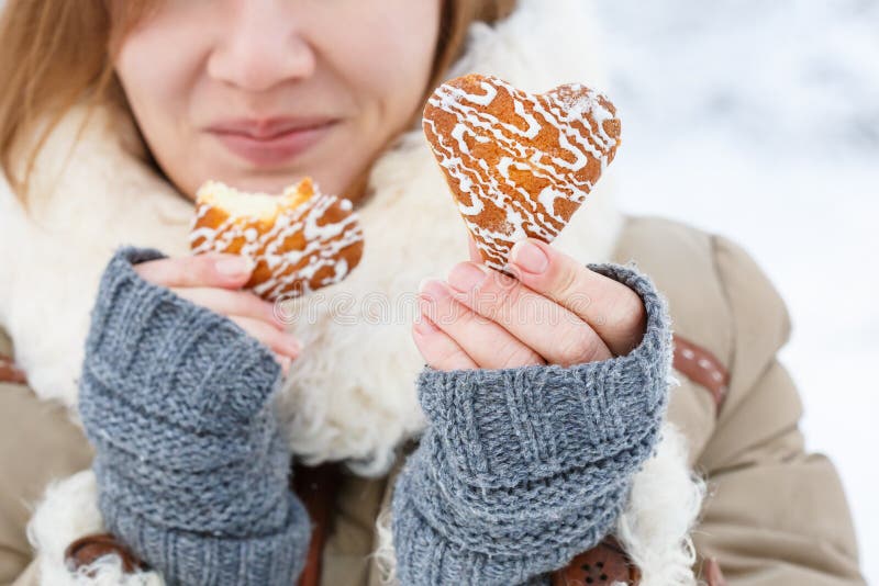 Jonge vrouw in de winterlaag en gebreide grijze vuisthandschoenengreep beautif stock afbeelding Jonge vrouw in de winterlaag en gebreide grijze vuisthandschoenengreep beautif stock afbeelding