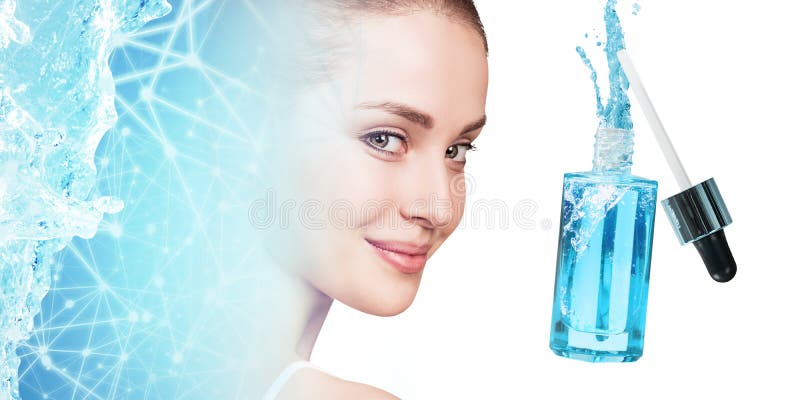 Jonge vrouw dichtbij blauwe kosmetische fles onder blauwe waterplons royalty-vrije stock afbeeldingen Jonge vrouw dichtbij blauwe kosmetische fles onder blauwe waterplons royalty-vrije stock afbeeldingen