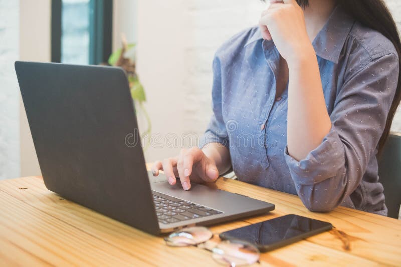 Jonge vrouw die aan laptop in de koffie werken Het werk vrouwenconcept royalty-vrije stock foto's Jonge vrouw die aan laptop in de koffie werken Het werk vrouwenconcept royalty-vrije stock foto's