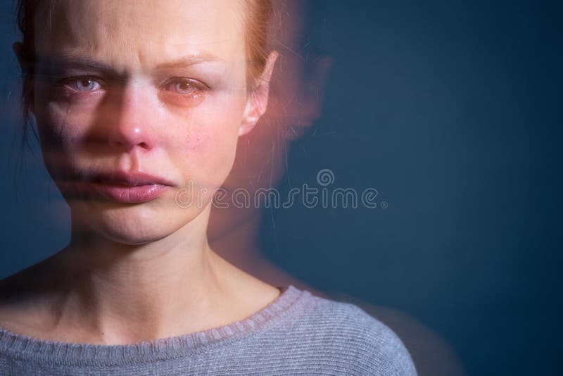 Jonge vrouw die aan strenge depressie/bezorgdheid/droefheid lijden royalty-vrije stock afbeeldingen Jonge vrouw die aan strenge depressie/bezorgdheid/droefheid lijden royalty-vrije stock afbeeldingen