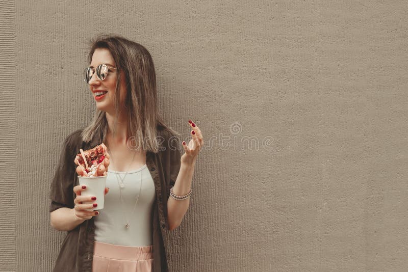 Jonge vrouw die bellenwafel met vruchten, chocolade en heemst, met exemplaarruimte eten stock foto's Jonge vrouw die bellenwafel met vruchten, chocolade en heemst, met exemplaarruimte eten stock foto's