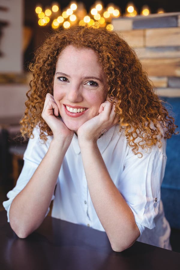 Jonge vrouw die bij camera glimlachen stock fotografie Jonge vrouw die bij camera glimlachen stock fotografie