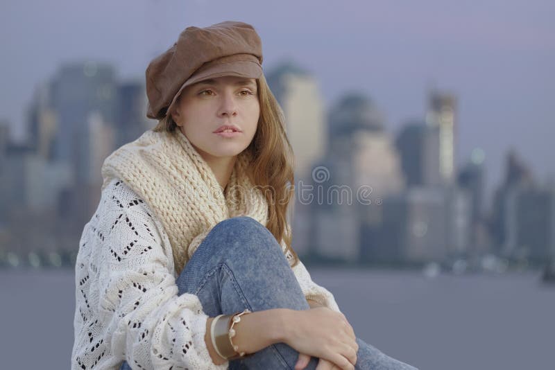 Jonge vrouw die bruine kepi dragen royalty-vrije stock afbeeldingen Jonge vrouw die bruine kepi dragen royalty-vrije stock afbeeldingen