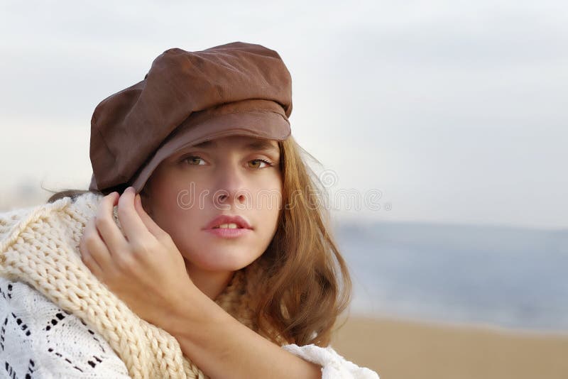 Jonge vrouw die bruine kepi dragen stock fotografie Jonge vrouw die bruine kepi dragen stock fotografie