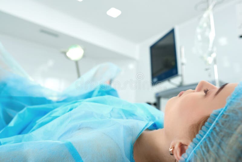 Jonge vrouw die chirurgie ondergaan bij het ziekenhuis royalty-vrije stock foto Jonge vrouw die chirurgie ondergaan bij het ziekenhuis royalty-vrije stock foto