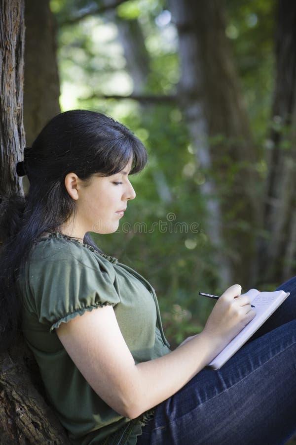 Jonge Vrouw die in Dagboek schrijft stock afbeeldingen Jonge Vrouw die in Dagboek schrijft stock afbeeldingen