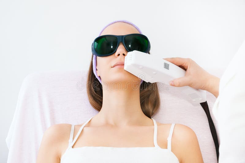Jonge vrouw die de behandeling van de epilationlaser ontvangen royalty-vrije stock afbeelding Jonge vrouw die de behandeling van de epilationlaser ontvangen royalty-vrije stock afbeelding