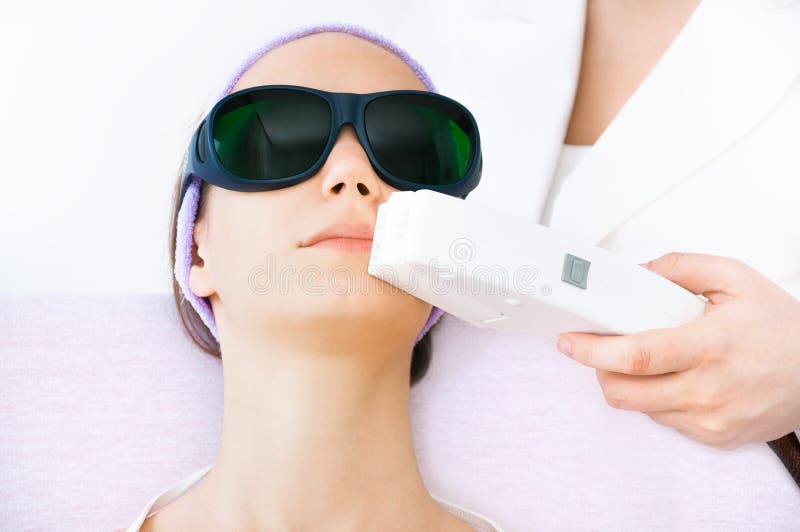 Jonge vrouw die de behandeling van de epilationlaser ontvangen royalty-vrije stock foto's Jonge vrouw die de behandeling van de epilationlaser ontvangen royalty-vrije stock foto's