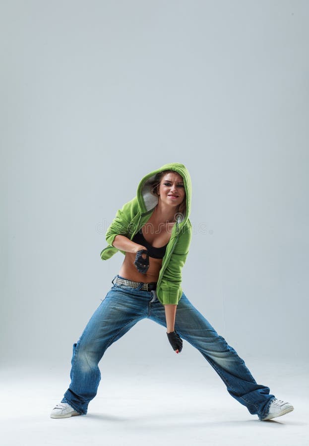 Jonge vrouw die in de studio springt royalty-vrije stock fotografie
