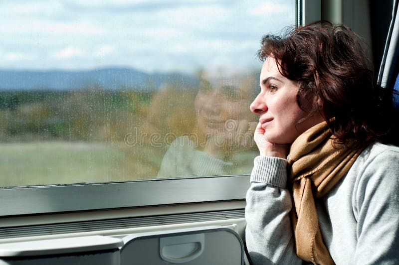 Jonge vrouw die door trein reizen