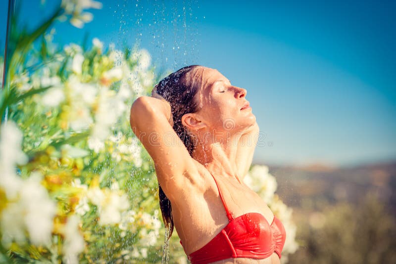 Jonge vrouw die douche neemt stock afbeelding Jonge vrouw die douche neemt stock afbeelding