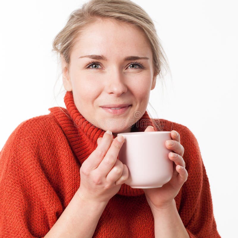 Jonge vrouw die een hete thee, koffie, chocolade houden royalty-vrije stock afbeeldingen Jonge vrouw die een hete thee, koffie, chocolade houden royalty-vrije stock afbeeldingen