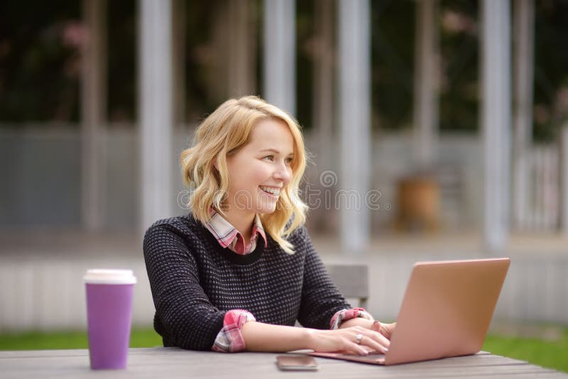 Jonge vrouw die/en van mooie dag bestuderen werken genieten stock fotografie Jonge vrouw die/en van mooie dag bestuderen werken genieten stock fotografie