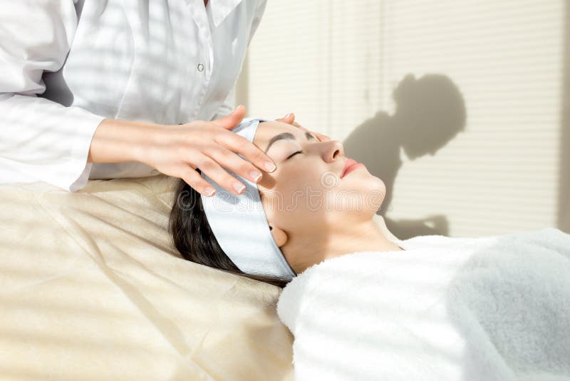 Jonge vrouw die gezichtsmassage hebben royalty-vrije stock fotografie Jonge vrouw die gezichtsmassage hebben royalty-vrije stock fotografie