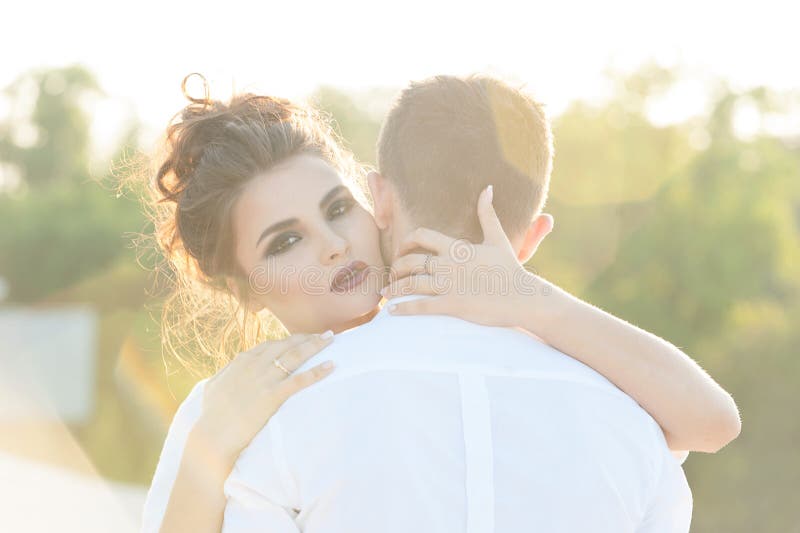 Jonge vrouw die haar vriend koestert stock fotografie Jonge vrouw die haar vriend koestert stock fotografie