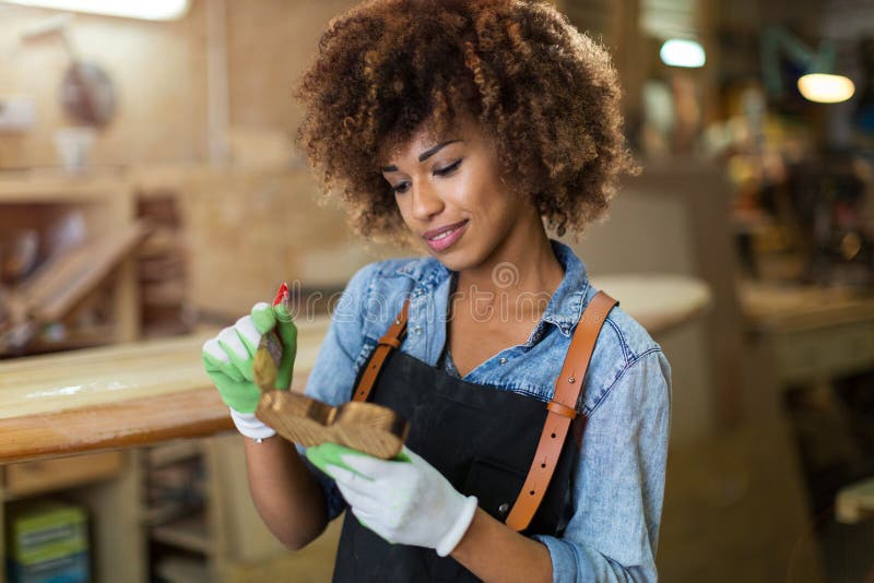 Jonge vrouw die houtbewerking in een workshop doen royalty-vrije stock afbeeldingen Jonge vrouw die houtbewerking in een workshop doen royalty-vrije stock afbeeldingen