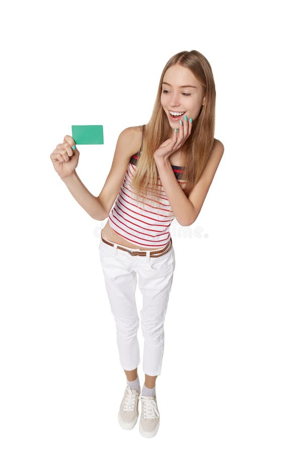 Jonge vrouw die lege creditcard tonen Gelukkige het glimlachen multi-ethni royalty-vrije stock foto Jonge vrouw die lege creditcard tonen Gelukkige het glimlachen multi-ethni royalty-vrije stock foto