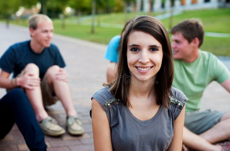 Jonge vrouw die met vrienden glimlacht stock foto's Jonge vrouw die met vrienden glimlacht stock foto's