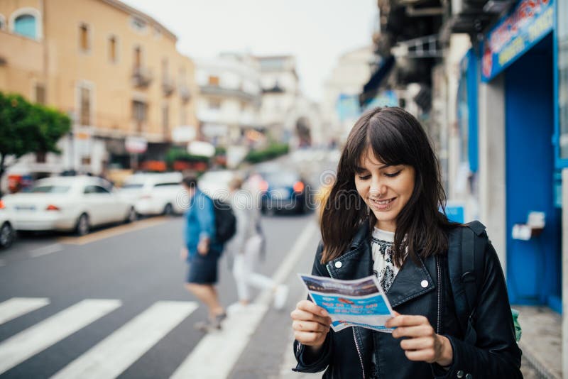 Jonge vrouw die naar Italië reizen Het bezoeken Taormina, Sicilië, Italië Vrouwenreiziger die charmerend Mediterrane kuststad gen stock foto Jonge vrouw die naar Italië reizen Het bezoeken Taormina, Sicilië, Italië Vrouwenreiziger die charmerend Mediterrane kuststad gen stock foto