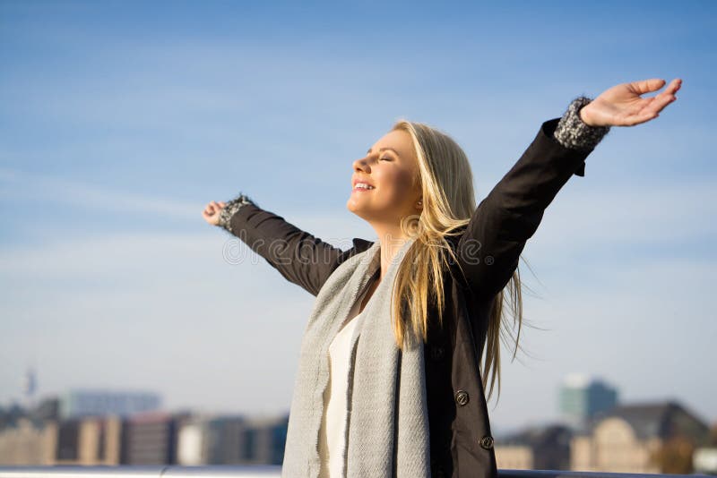 Jonge vrouw die van de de herfstzon genieten stock afbeelding Jonge vrouw die van de de herfstzon genieten stock afbeelding