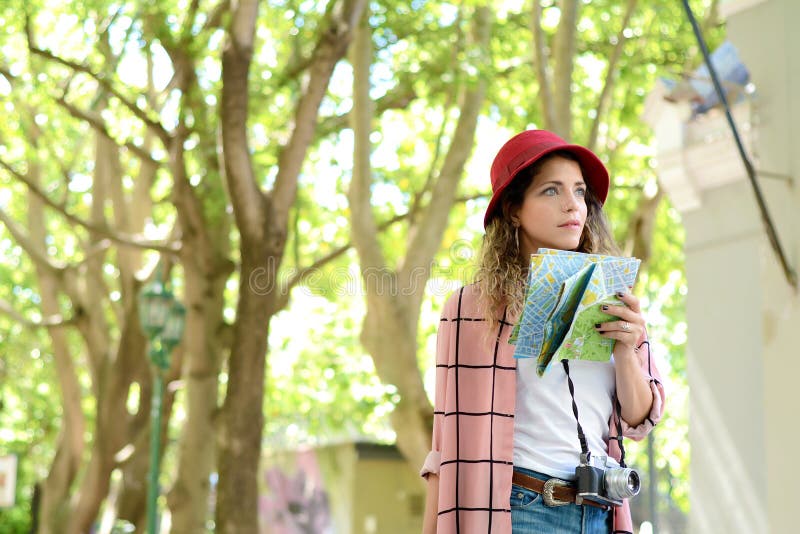 Jonge vrouw die van vakantie genieten royalty-vrije stock fotografie Jonge vrouw die van vakantie genieten royalty-vrije stock fotografie