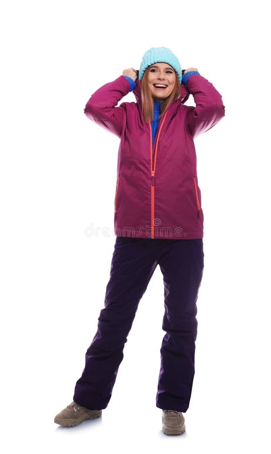 Jonge vrouw die warme kleren op wit dragen Klaar voor de wintervakantie stock afbeeldingen Jonge vrouw die warme kleren op wit dragen Klaar voor de wintervakantie stock afbeeldingen