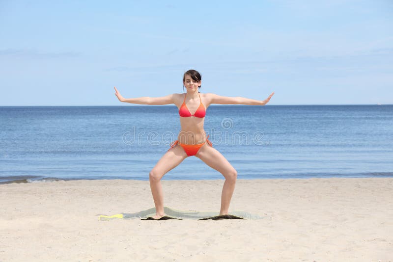 Jonge vrouw die yoga doet royalty-vrije stock foto Jonge vrouw die yoga doet royalty-vrije stock foto