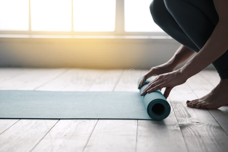 Jonge Vrouw die Yogadraai Mat Healthy Lifestyle doen stock fotografie Jonge Vrouw die Yogadraai Mat Healthy Lifestyle doen stock fotografie
