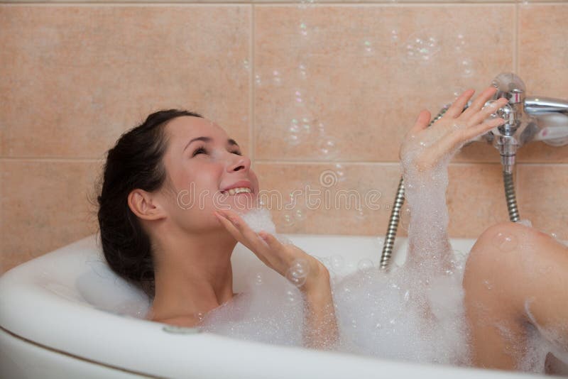 Jonge vrouw in een badkamers. stock foto Jonge vrouw in een badkamers. stock foto