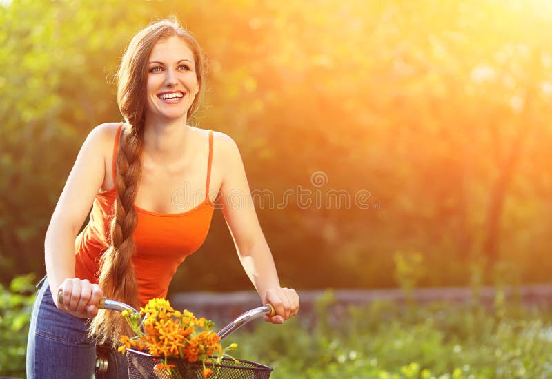 Jonge vrouw en fiets stock fotografie Jonge vrouw en fiets stock fotografie