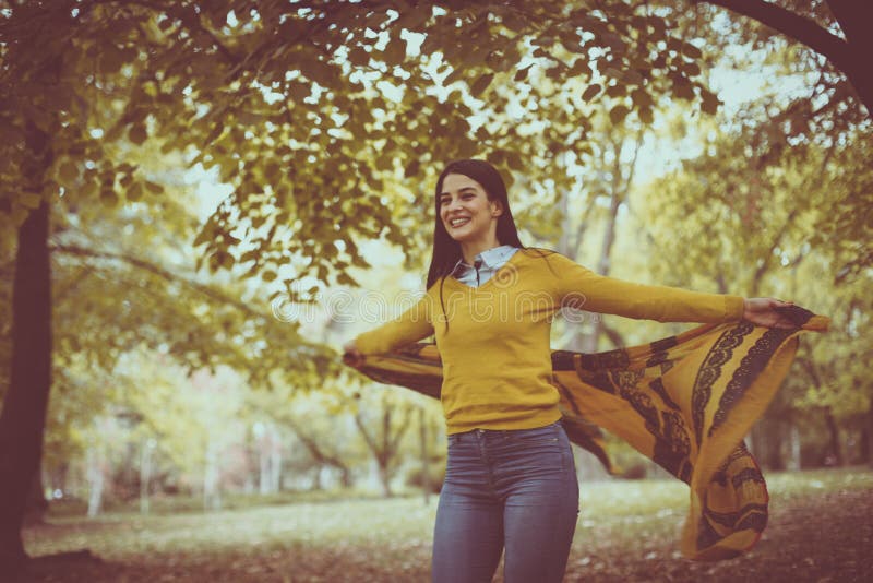 Jonge vrouw gelukkig bij aard Het seizoen van de herfst Weg in dalingsbos royalty-vrije stock fotografie Jonge vrouw gelukkig bij aard Het seizoen van de herfst Weg in dalingsbos royalty-vrije stock fotografie