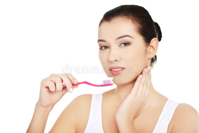 Jonge vrouw het borstelen tanden