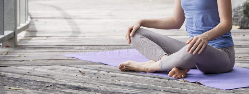 Jonge vrouw het praktizeren yoga tijdens yogaterugtocht in Azië, Bali, meditatie, ontspanning in verlaten tempel
