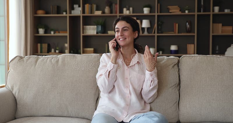 Jonge vrouw houdt een smartphone voor een aangenaam persoonlijk gesprek met vriendje