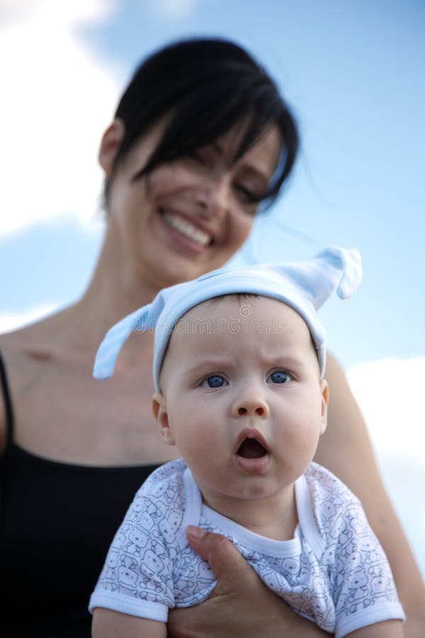 Jonge vrouw met baby het glimlachen stock foto Jonge vrouw met baby het glimlachen stock foto