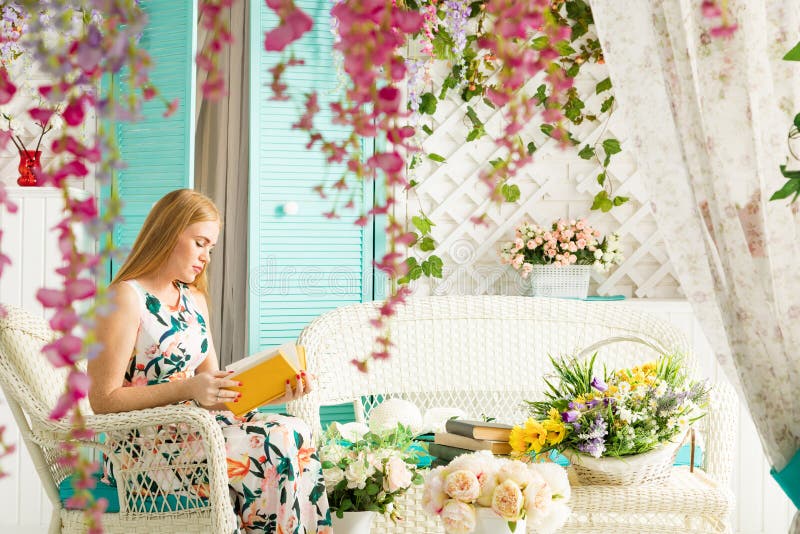 Jonge vrouw met boek in de zomerterras stock foto's Jonge vrouw met boek in de zomerterras stock foto's