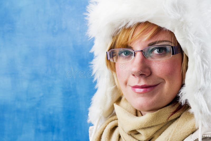Jonge Vrouw met bont GLB royalty-vrije stock afbeelding Jonge Vrouw met bont GLB royalty-vrije stock afbeelding