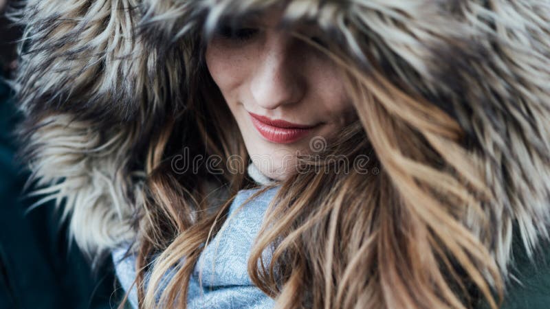 Jonge vrouw met bontkap stock foto's Jonge vrouw met bontkap stock foto's