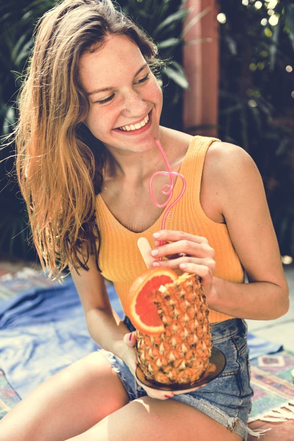 Jonge vrouw met een tropische ananas stock foto's Jonge vrouw met een tropische ananas stock foto's