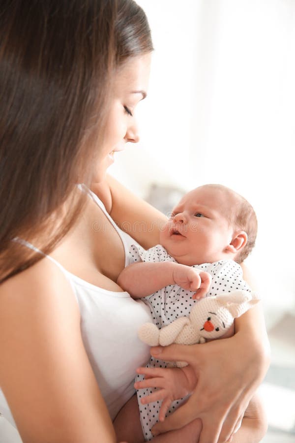 Jonge vrouw met haar pasgeboren baby stock foto Jonge vrouw met haar pasgeboren baby stock foto