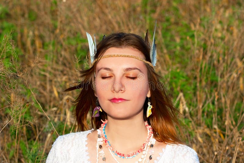 Jonge vrouw met Indische beautifications stock foto Jonge vrouw met Indische beautifications stock foto