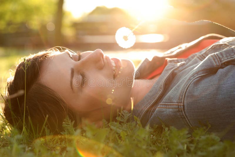 Jonge vrouw met paardebloem in park Allergie vrij concept stock afbeelding Jonge vrouw met paardebloem in park Allergie vrij concept stock afbeelding