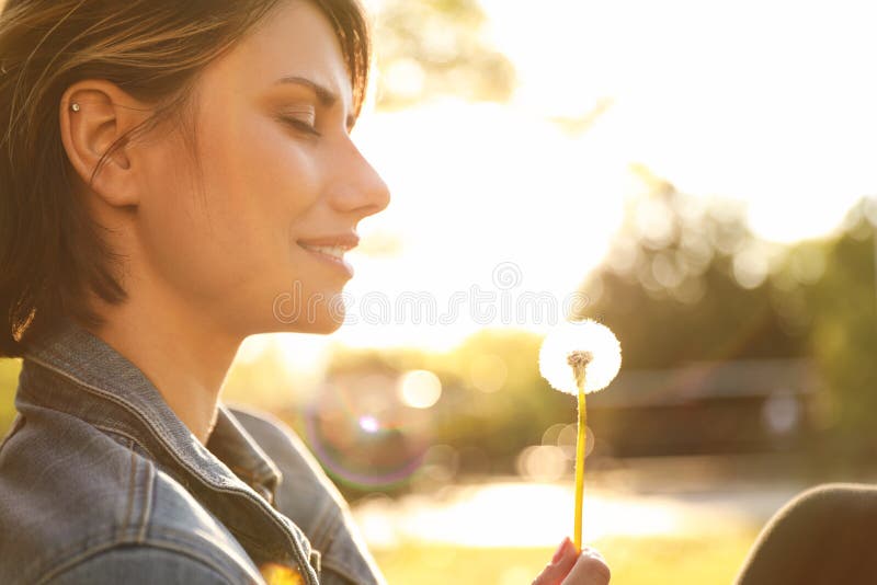 Jonge vrouw met paardebloem in park Allergie vrij concept stock foto's Jonge vrouw met paardebloem in park Allergie vrij concept stock foto's