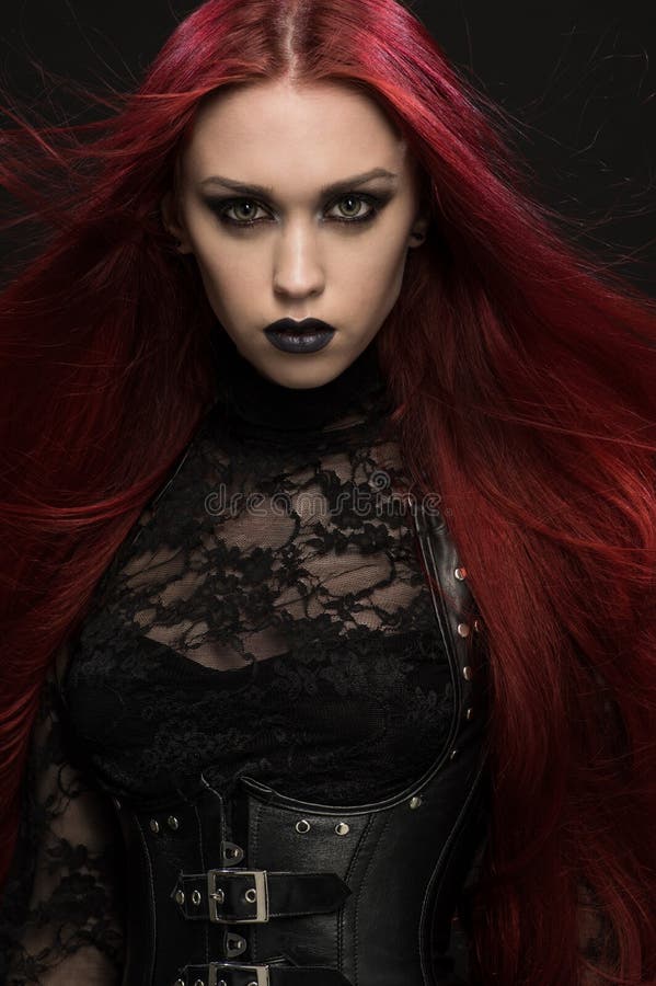 Jonge vrouw met rood haar in zwart gotisch kostuum royalty-vrije stock fotografie Jonge vrouw met rood haar in zwart gotisch kostuum royalty-vrije stock fotografie