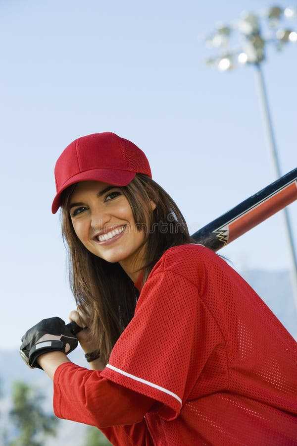 Jonge vrouw met softballknuppel stock fotografie Jonge vrouw met softballknuppel stock fotografie